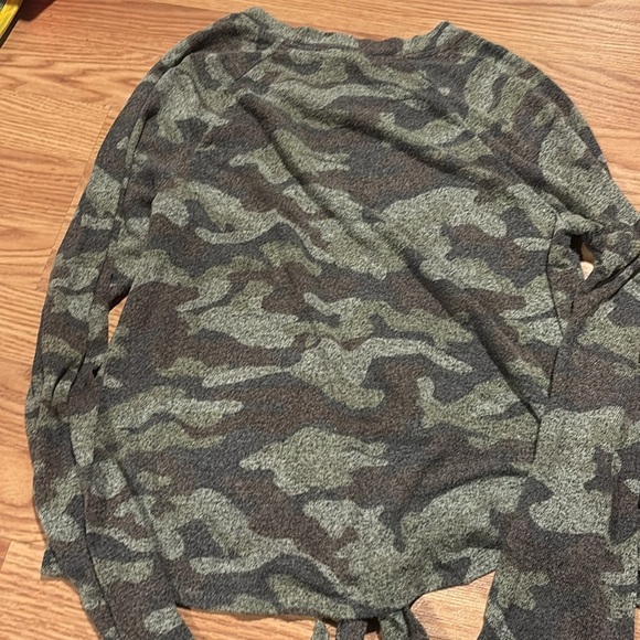 No Boundaries size medium woman’s camouflage long sleeve shirt- green and brown - Picture 4 of 4